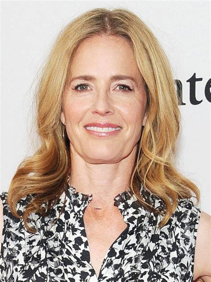 Elisabeth Shue Is 'Not Afraid' to Age NoMakeup Red Carpet Appearance