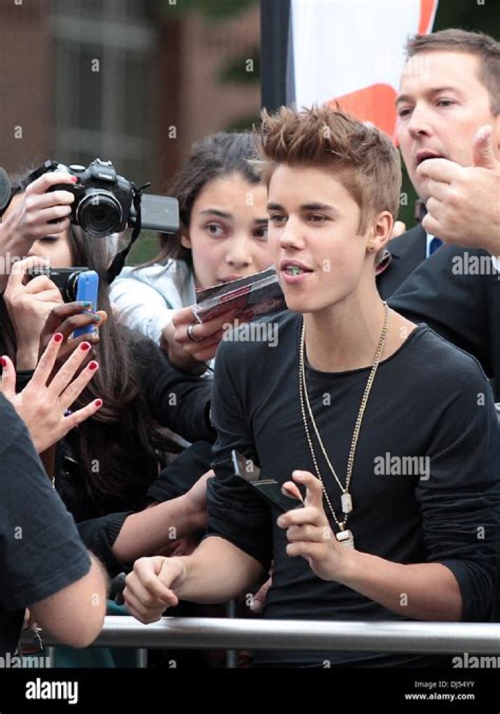 Justin Bieber Tells Fans He's Been 'Struggling A Lot' While Facing His