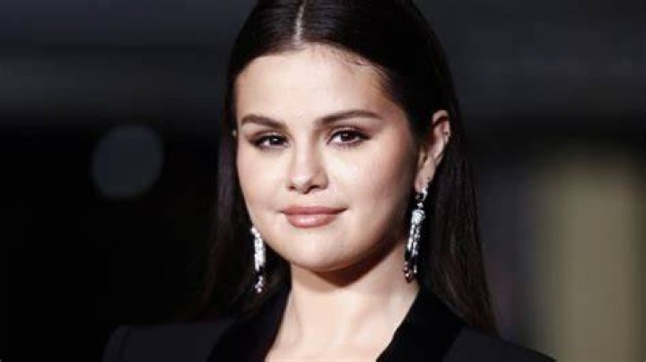 Selena Gomez ferme les commentaires honteux sur son corps Crumpe